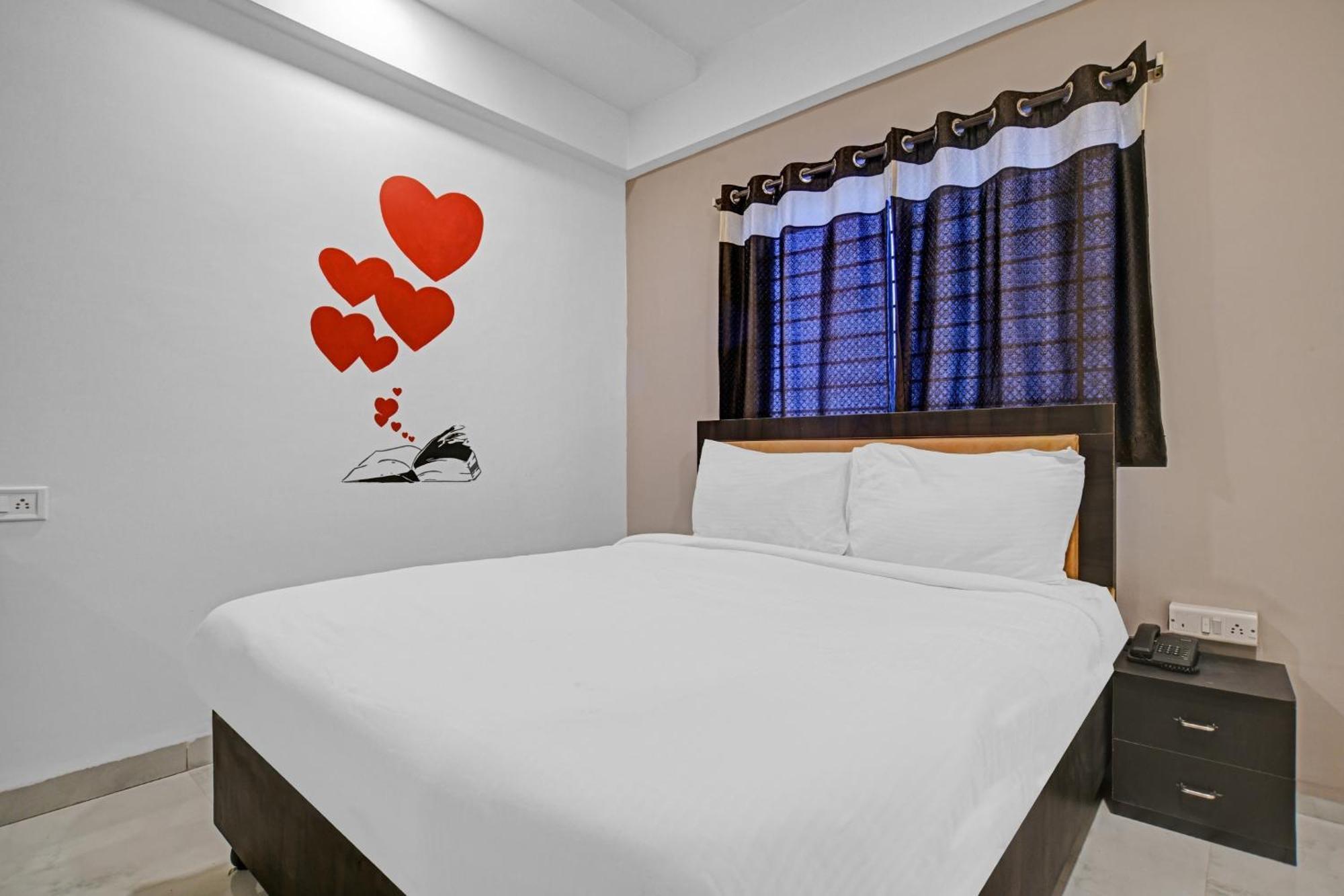 Hotel Collection O The Eternity Near Lig Sqaure Indore Exterior foto